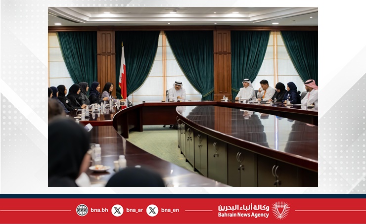 وزير التربية والتعليم يلتقي أعضاء اللجنة الاستشارية الطلابية للمدارس الثانوية الحكومية وزير التربية والتعليم يلتقي أعضاء اللجنة الاستشارية الطلابية للمدارس الثانوية الحكومية